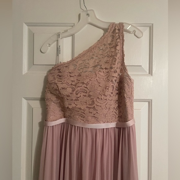 Beautiful one shoulder David’s Bridal Dress in the color Cameo - Picture 5 of 6